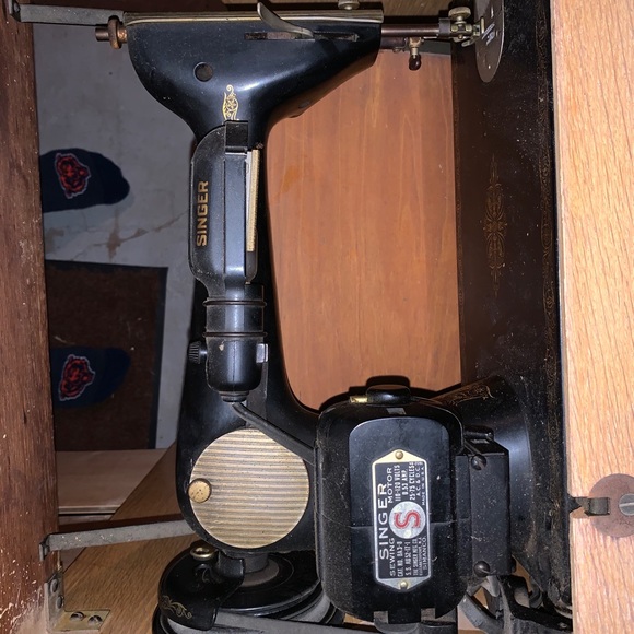 Sewing Machine - Picture 4 of 6